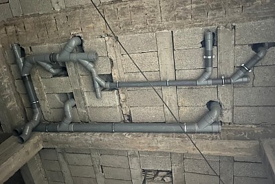 Évacuation sous plancher des eaux usées