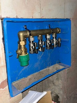 Alimentation hydro câblé avec des vannes PEX à écrou