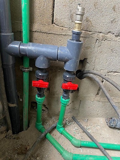 Distributeur d'un étage avec vanne d'isolement et purgeur d'air automatique installé